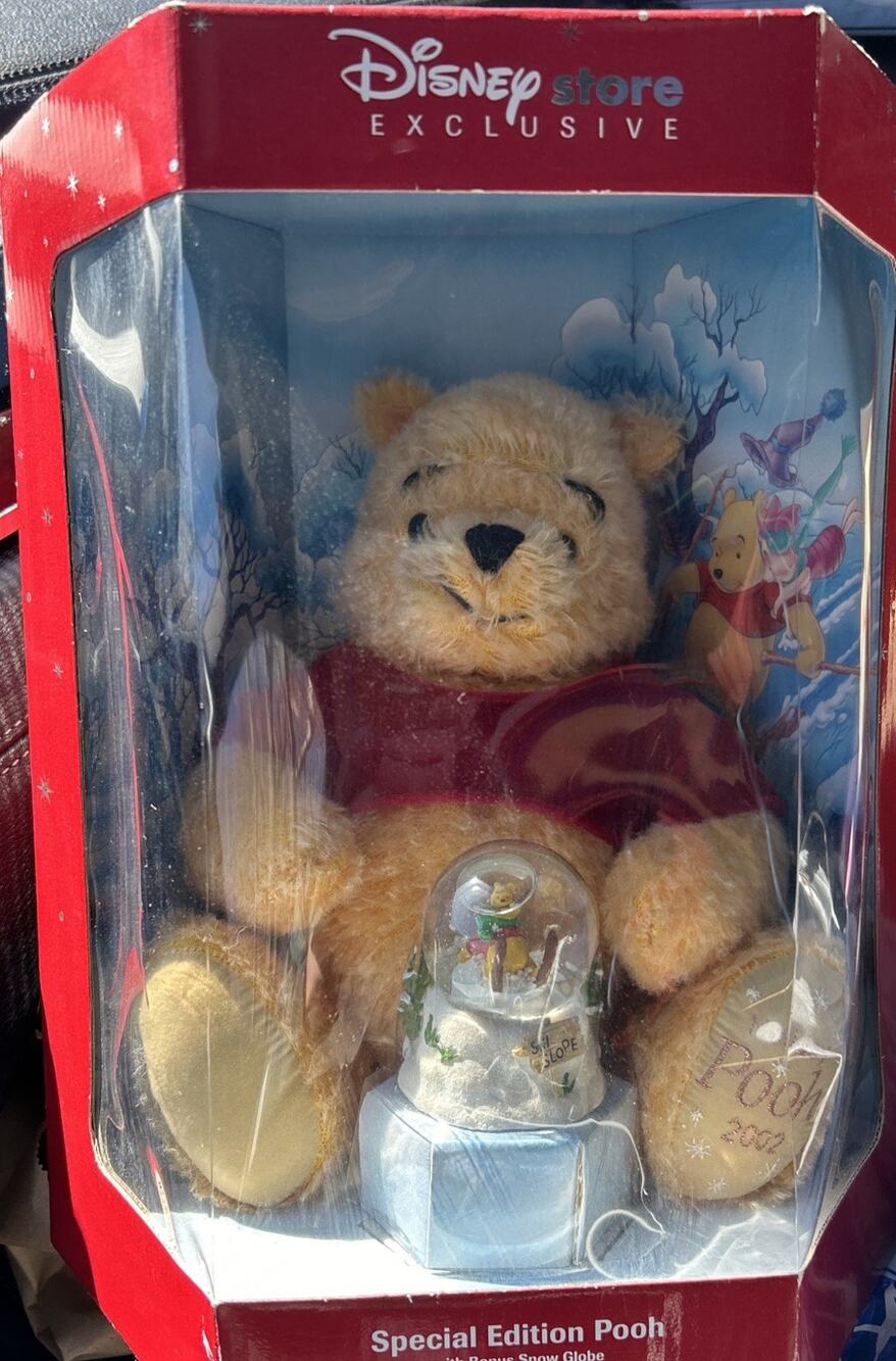 Disney Store Special Holiday Edition Winnie Pooh 2002 Collectable w/ Snow Globe
